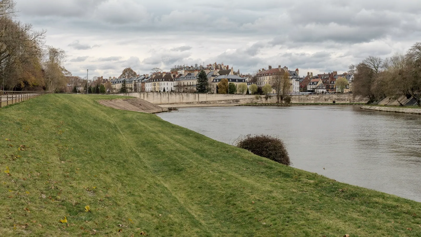 Les bords de Loire à Tours avec une levée de protection contre les crues