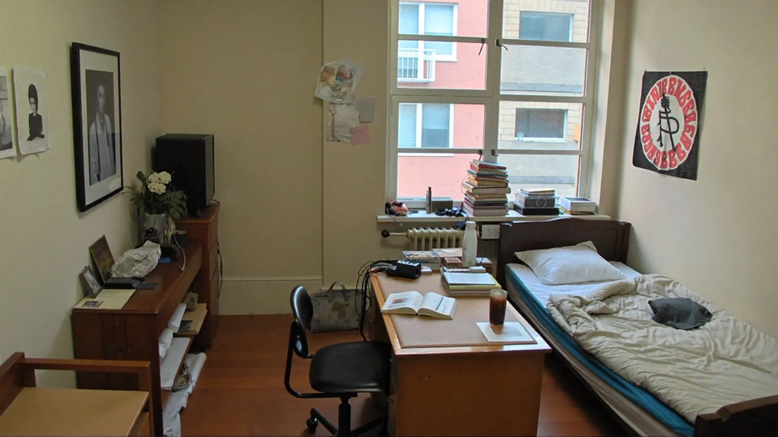 Petit studio étudiant à Tours avec bureau, livres et lit
