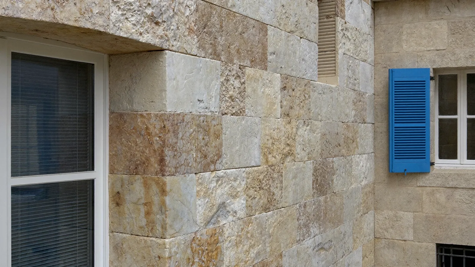 Façade en pierre de tuffeau à Tours avec volets en bois bleu clair