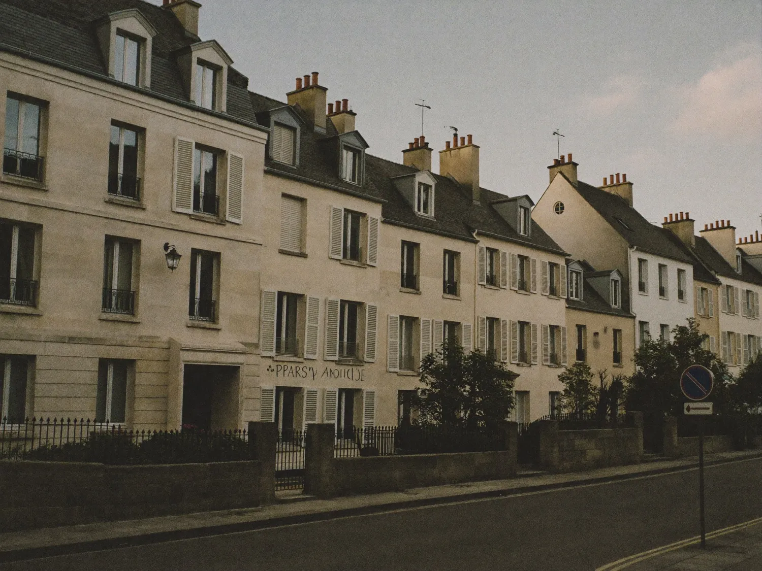 Rue résidentielle de Tours bordée de maisons en tuffeau et toits d'ardoise